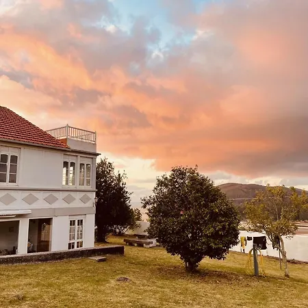 Beachfront Surf & House, Charming & Quiet Casa de hóspedes