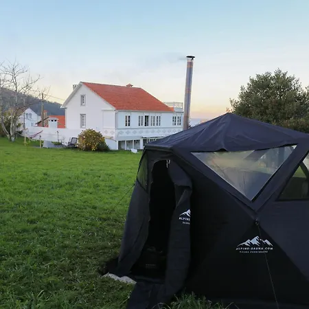 Casa de hóspedes Beachfront Surf & House, Charming & Quiet *